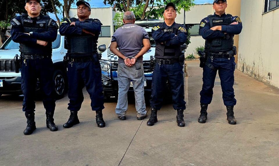 Treinador de futebol é preso suspeito de abusar de adolescentes em escolinha esportiva