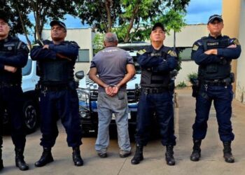 Treinador de futebol é preso suspeito de abusar de adolescentes em escolinha esportiva