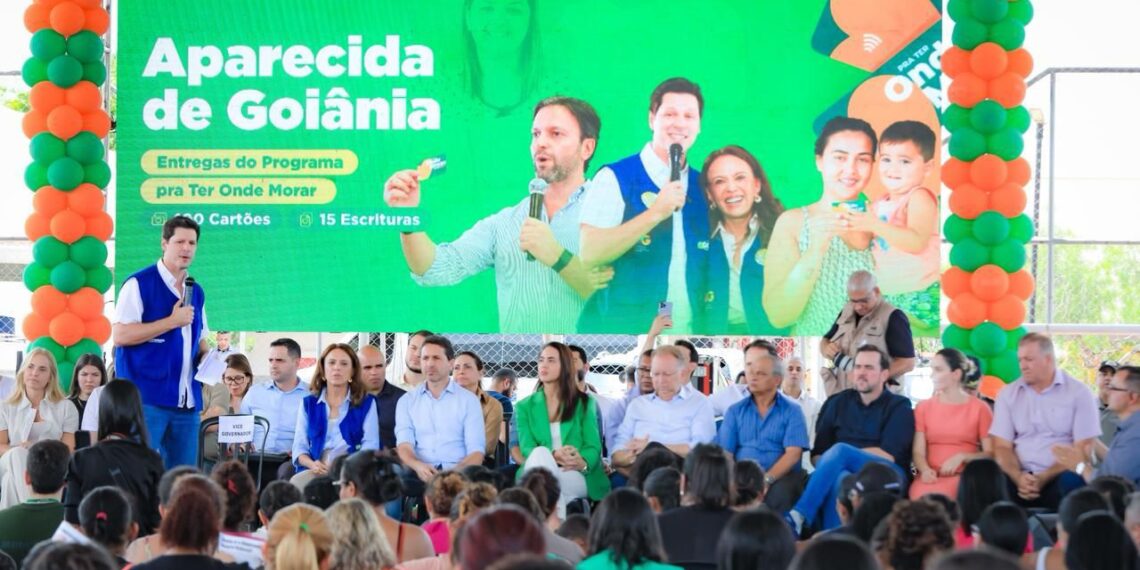 Vice-governador Daniel Vilela anuncia expansão de programas habitacionais e entrega mais de 3 mil benefícios em Goiás
