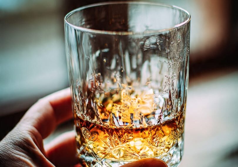 Redução diária de álcool pode evitar mais de 150 mil mortes por câncer no Brasil até 2050