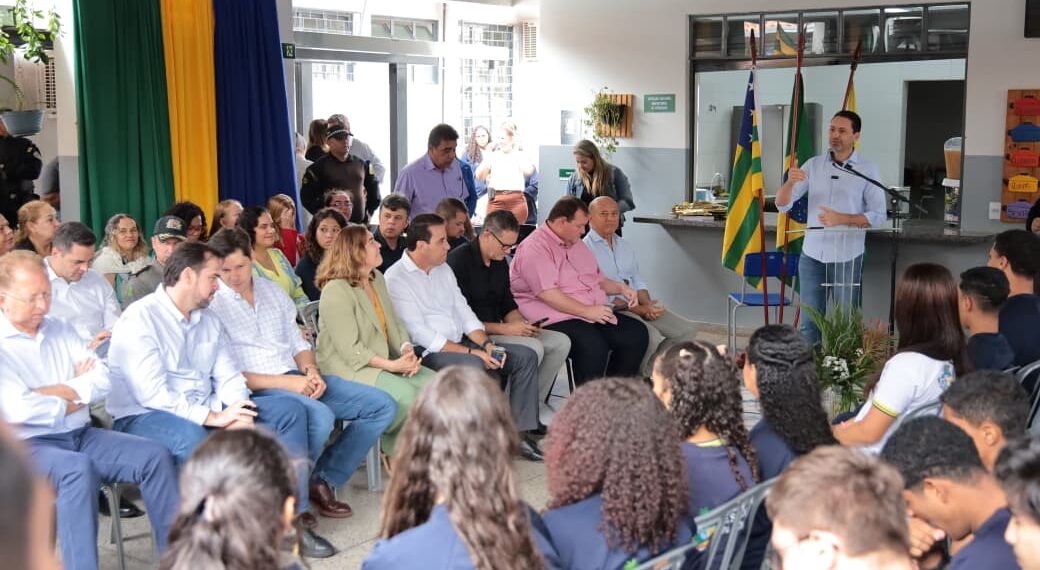 Prefeito Leandro Vilela anuncia doação de terreno para construção de quadra poliesportiva em escola estadual