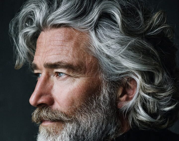 Cabelos grisalhos podem sinalizar defesa natural contra o câncer, aponta pesquisa japonesa