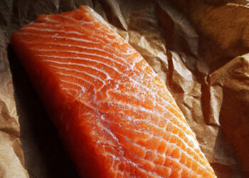 Salmão é alvo de críticas por presença de parasitas e substâncias tóxicas, aponta jornal espanhol