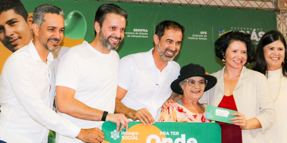 Senador Canedo entrega escrituras e cartões do Aluguel Social a centenas de famílias