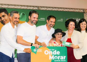 Senador Canedo entrega escrituras e cartões do Aluguel Social a centenas de famílias