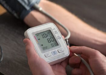 Cuidados essenciais para manter a pressão arterial sob controle após os 70 anos