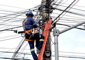 Operação Cidade Segura retira fios soltos e obsoletos na Avenida Bernardo Sayão