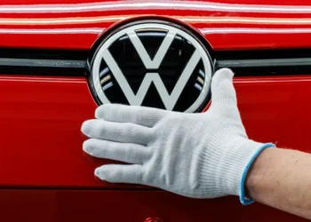 Volkswagen pode paralisar fábrica na Alemanha por falta de chips após disputa entre China, EUA e Holanda