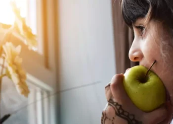 Síndrome de Prader-Willi: conheça os sintomas e fases do distúrbio genético da “fome insaciável”