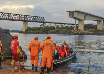 Carreta com ácido sulfúrico é retirada do Rio Tocantins dez meses após colapso da Ponte JK
