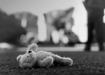 Tragédia na Rússia: recém-nascido morre após ser jogado pela janela pela irmã de 5 anos