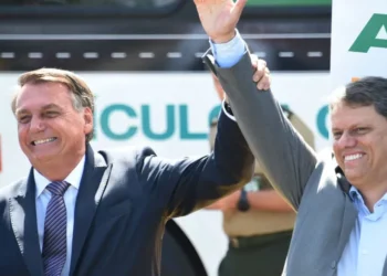 Bolsonaro aceita Tarcísio como candidato à Presidência, mas impõe Michelle de vice, dizem aliados