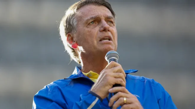 Defesa de Bolsonaro recorre ao STF e cita voto de Fux para tentar reduzir pena por trama golpista
