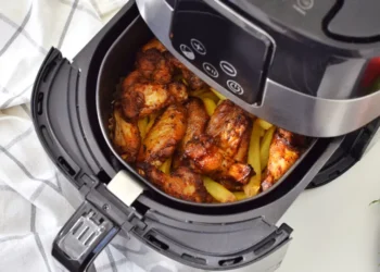 Como limpar a air fryer com métodos simples e naturais