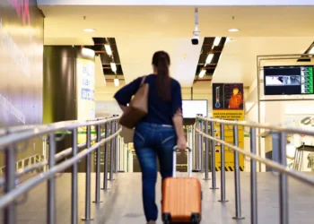 Senado confirma gratuidade de bagagem de mão em voos e intensifica debate sobre tarifas aéreas