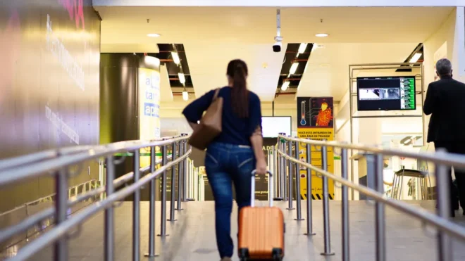 Senado confirma gratuidade de bagagem de mão em voos e intensifica debate sobre tarifas aéreas