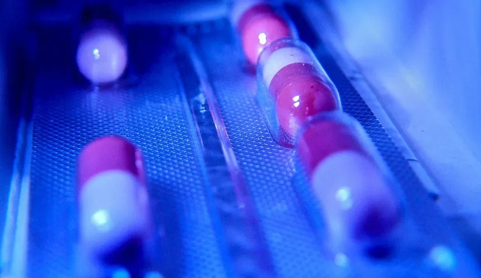 Omeprazol não causa demência, mas uso prolongado exige atenção médica