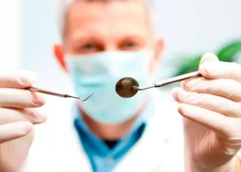 Má saúde bucal pode aumentar em até 86% o risco de AVC, aponta estudo