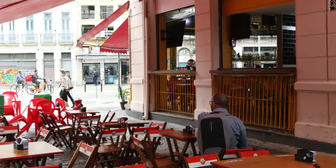 Casos de intoxicação por metanol e crise econômica derrubam vendas em bares e restaurantes