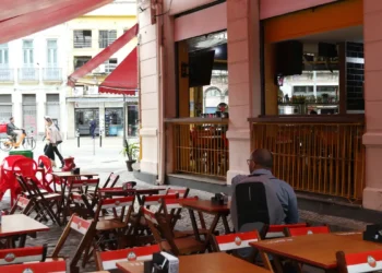 Casos de intoxicação por metanol e crise econômica derrubam vendas em bares e restaurantes