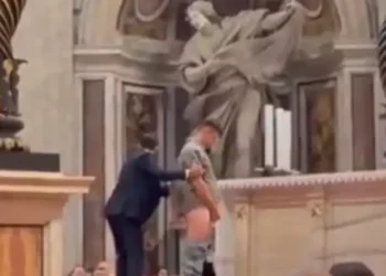 Indivíduo urina em altar da Basílica de São Pedro durante missa e causa comoção no Vaticano