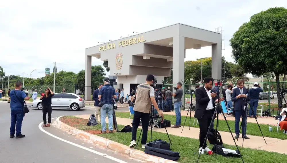 Defesa de Bolsonaro prepara novo pedido de prisão domiciliar alegando piora na saúde