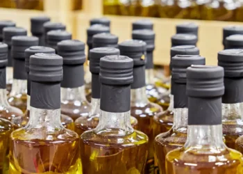 Lista de azeites adulterados cresce e 26 marcas são proibidas no Brasil em 2025