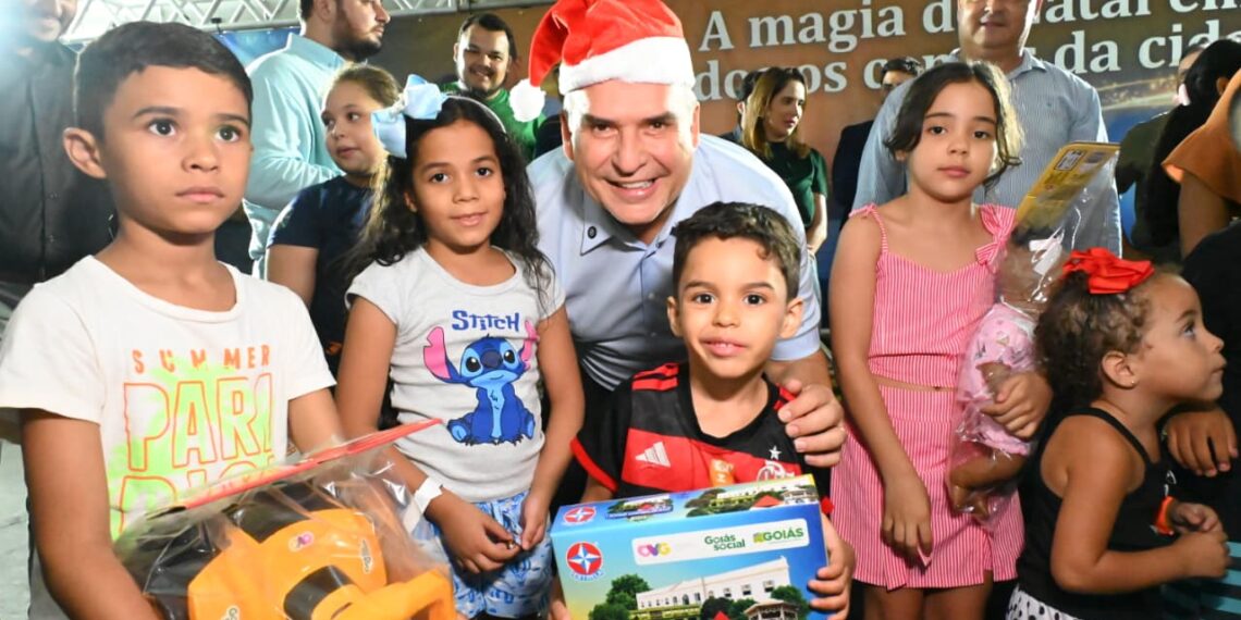 “É muita alegria”, afirma Mabel ao inaugurar iluminação natalina no Jardim Guanabara