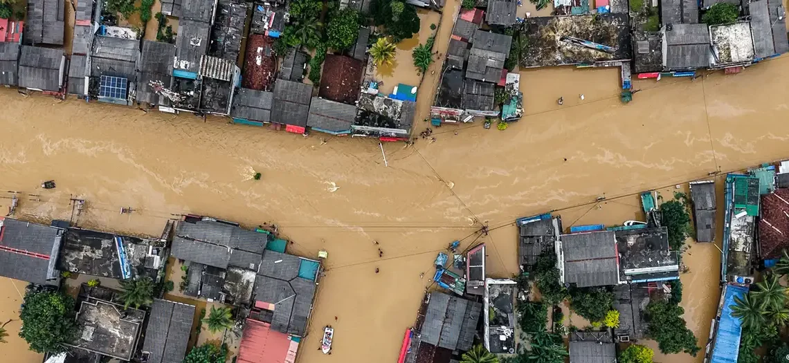 Sri Lanka em colapso: ciclone provoca 334 mortes e cenário lembra tragédia histórica