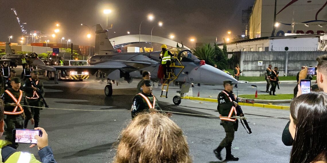 Caça Gripen cruzando ruas de Navegantes mobiliza curiosos durante transporte para inspeções