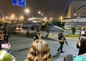 Caça Gripen cruzando ruas de Navegantes mobiliza curiosos durante transporte para inspeções