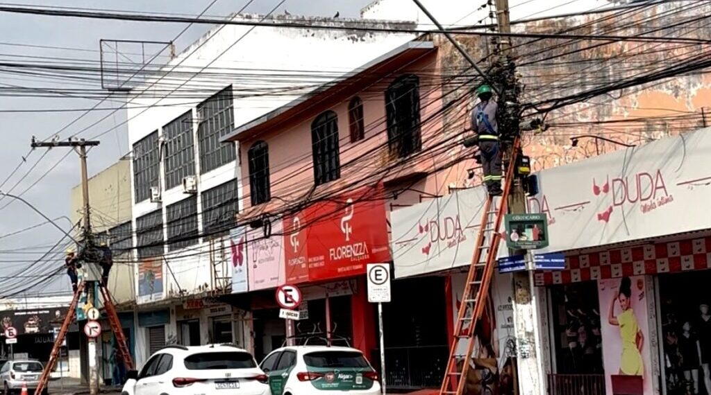 Prefeitura de Goiânia divulga novo número para denúncias de fios soltos
