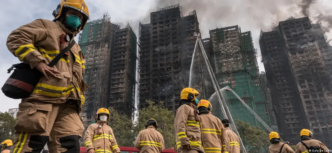 Dezenas de mortes: Entre chamas e escombros, Hong Kong procura desaparecidos após incêndio devastador