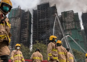 Dezenas de mortes: Entre chamas e escombros, Hong Kong procura desaparecidos após incêndio devastador