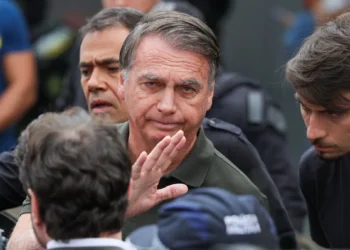 Bolsonaro terá atendimento médico contínuo durante prisão preventiva, determina Moraes