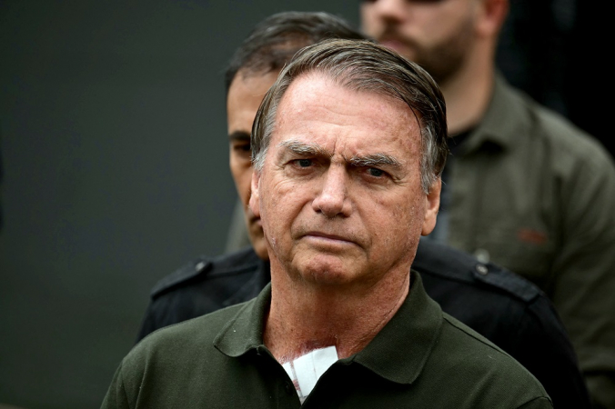 Bolsonaro atribui tentativa de abrir tornozeleira a “paranoia” causada por remédios, diz ata de audiência