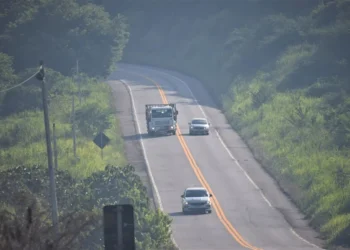 Câmara dos Deputados discute multa elevada e suspensão da carteira por ultrapassagens proibidas