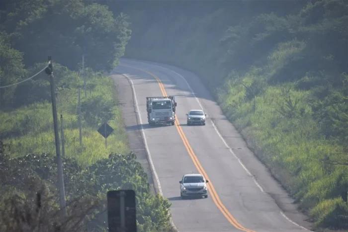 Câmara dos Deputados discute multa elevada e suspensão da carteira por ultrapassagens proibidas