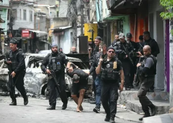 Estado perde espaço para facções e servidores ficam encurralados em áreas dominadas