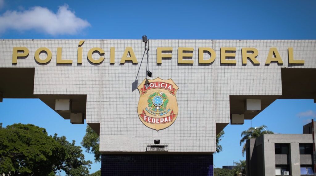 Conforto limitado e vigilância máxima: assim é a sala da PF onde Bolsonaro está