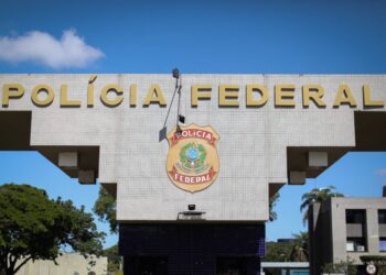 Conforto limitado e vigilância máxima: assim é a sala da PF onde Bolsonaro está