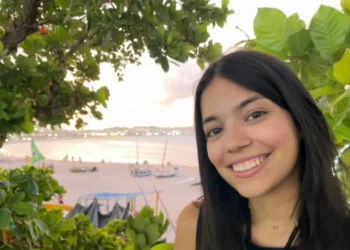 Após sete tentativas no Enem, jovem conquista nota mil na redação e realiza sonho de cursar Medicina