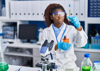 Pesquisa aponta que avanço educacional não se traduz em inclusão no mercado de trabalho para jovens negros