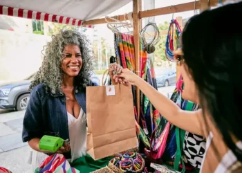 Moda sustentável: empreendedoras transformam resíduos em roupas e acessórios