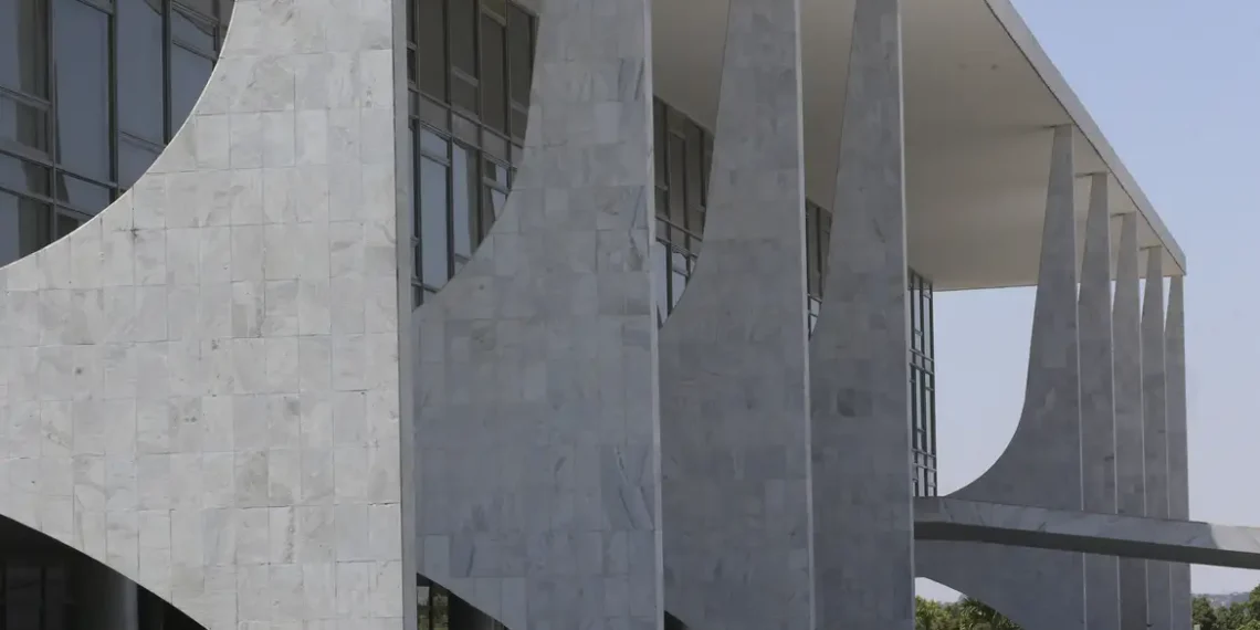 Governo veta uso de linguagem neutra em documentos oficiais de órgãos públicos