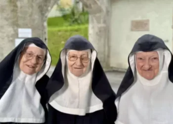 Freiras austríacas desafiam Igreja Católica e retornam ao convento após remoção forçada