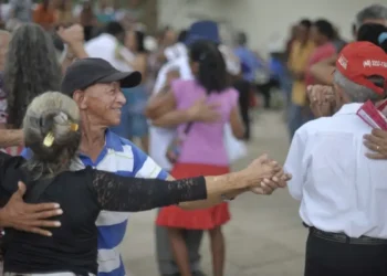 Expectativa de vida no Brasil atinge 76,6 anos em 2024, o maior patamar da série histórica