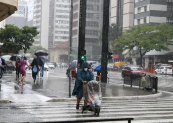A ciência por trás do mito: chuva não causa gripe, mas exposição prolongada ao frio aumenta o risco