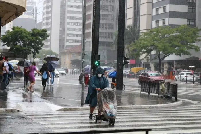 A ciência por trás do mito: chuva não causa gripe, mas exposição prolongada ao frio aumenta o risco