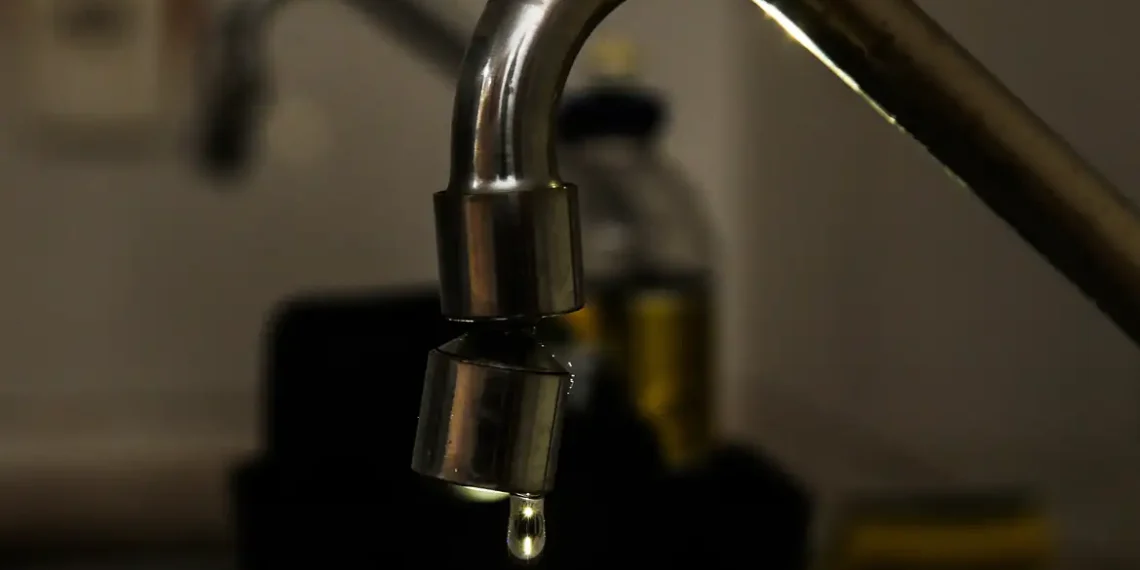 Brasil desperdiça 6 mil piscinas olímpicas de água tratada por dia